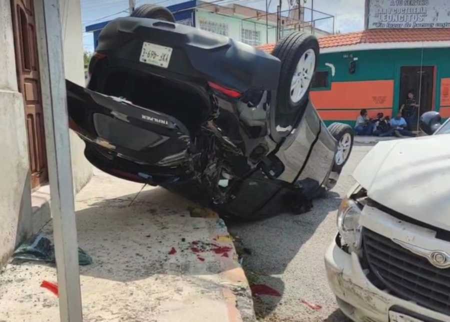 Choque entre dos camionetas en Merida deja una volcada 1