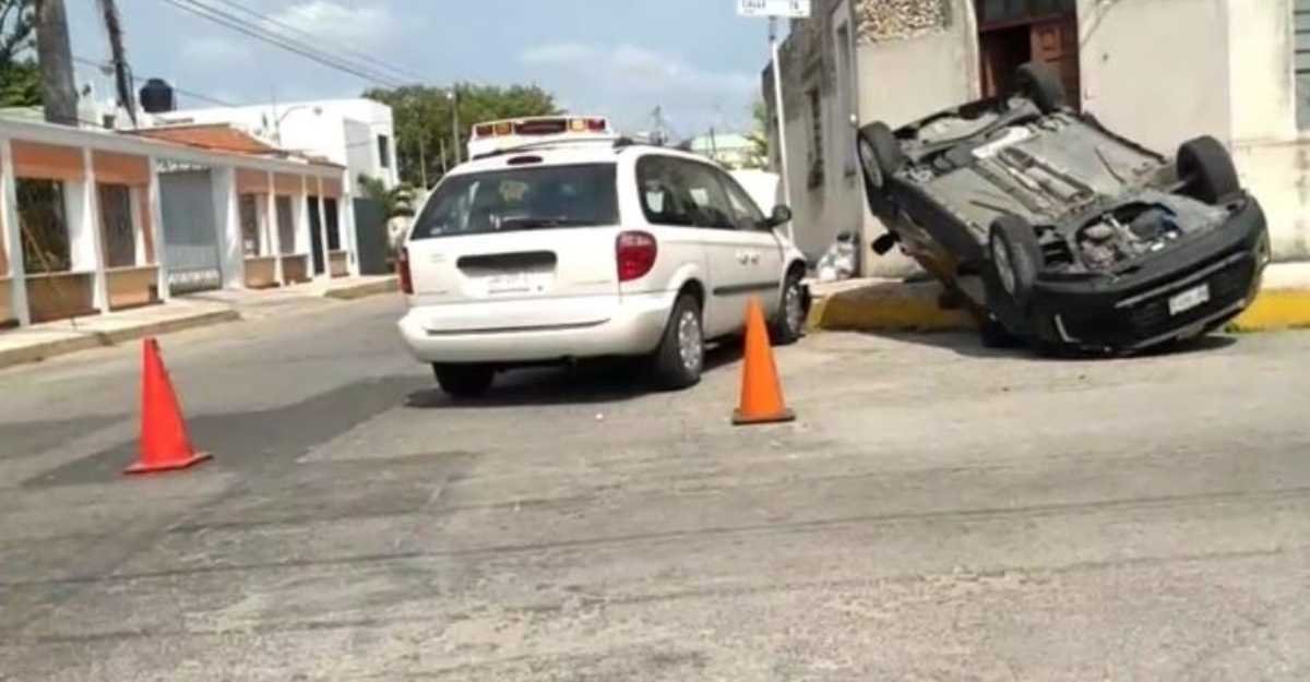 Choque entre dos camionetas en Mérida deja una volcada