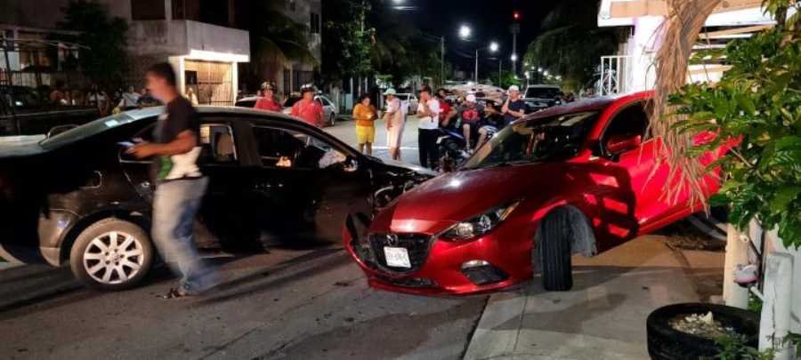 Choque vehicular en Villas del Mar III deja 2 menores heridos y danos en una vivienda 1