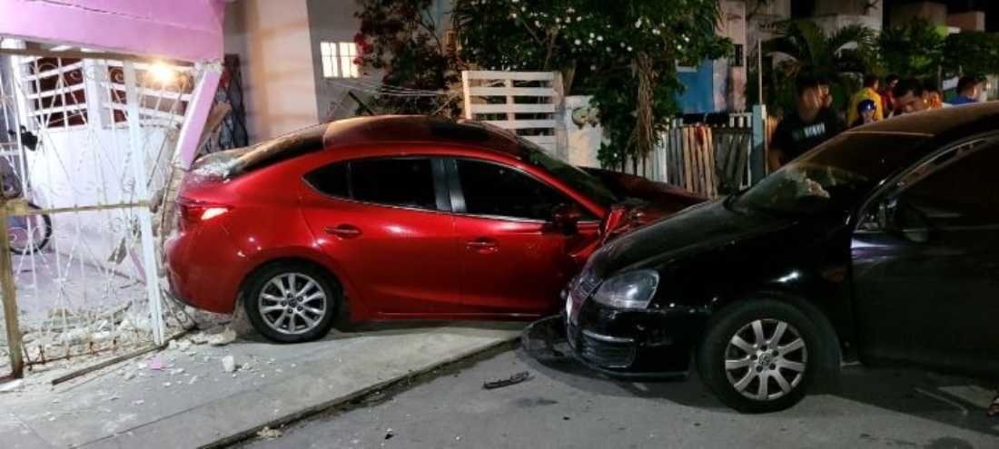 Choque vehicular en Villas del Mar III deja 2 menores heridos y daños en una vivienda