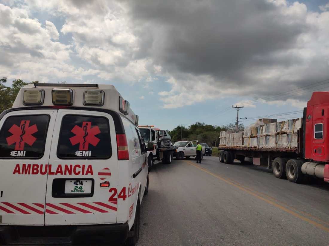 Colisión de tres vehículos cerca del Aeropuerto de Cancún deja dos personas heridas