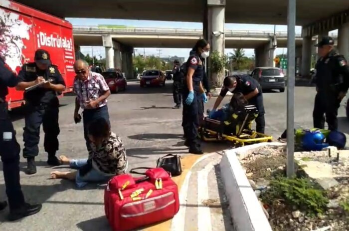 Con Posibles Fracturas Fueron Trasladadas al Hospital Dos Mujeres Motociclistas que Chocaron Contra un Auto en Periférico de Mérida - Diario Cambio 22