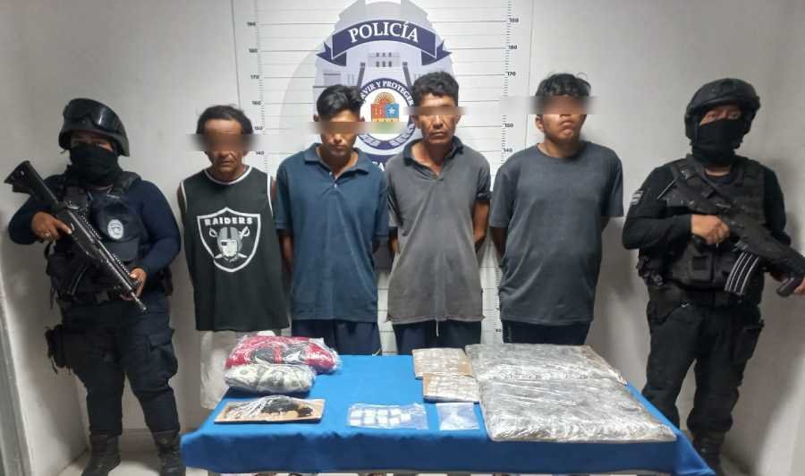 Cuatro personas son detenidas en la SM-242 de Cancún por posesión de arma y drogas