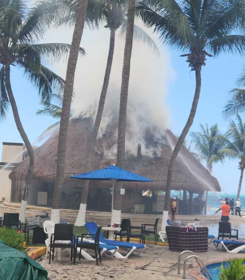 Fuego arrasa con palapa del hotel Casa Maya en Cancun 1
