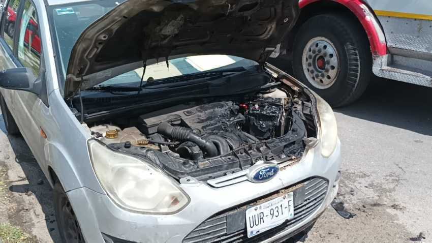 Incidente en Chetumal Motor de automovil se incendia provocando angustia a conductora 1