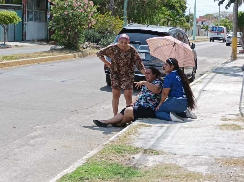 Incidente en Chetumal Motor de automovil se incendia provocando angustia a conductora 2
