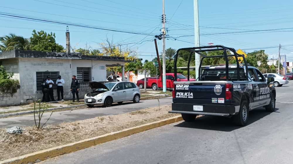 Incidente en Chetumal: Motor de automóvil se incendia, provocando angustia a conductora