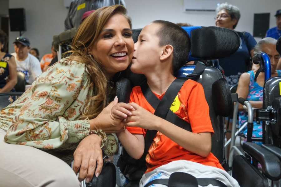 Mara Lezama Gobernadora de Quintana Roo lidera entrega de apoyos para personas con discapacidad 2