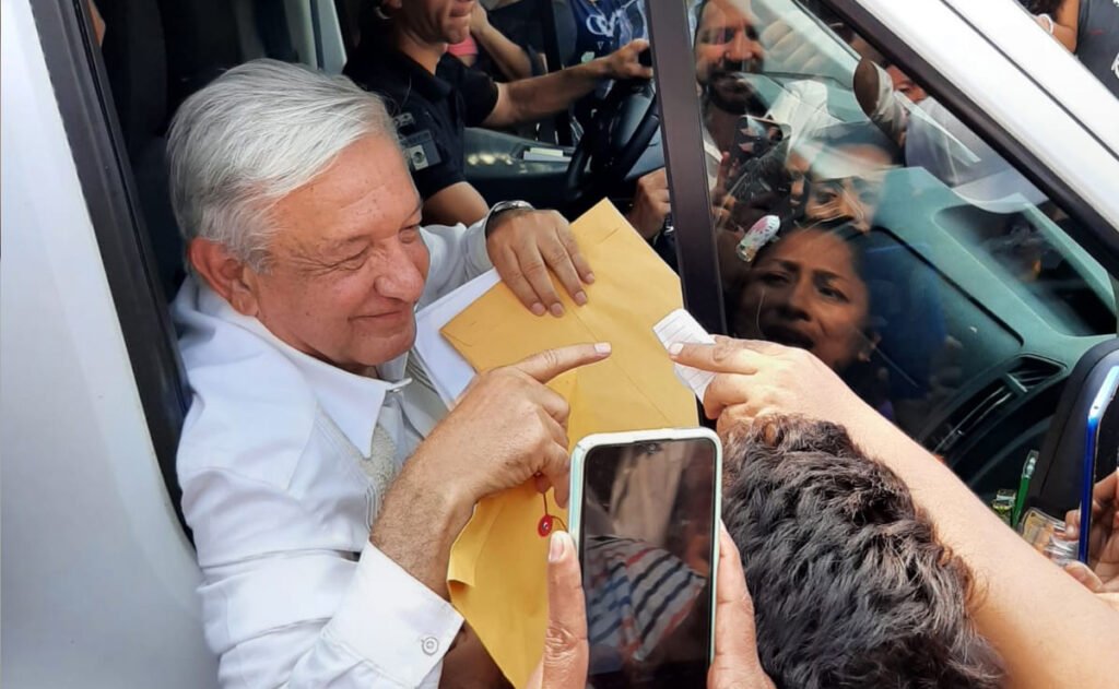 Supervisa AMLO vías Férreas del Tren del Istmo de Tehuantepec en Teapa