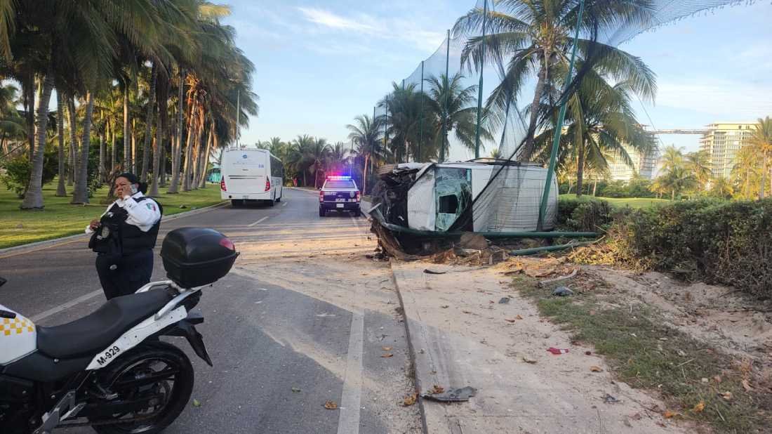 Vehículo queda semivolcado en la Zona Hotelera de Cancún tras accidente en curva