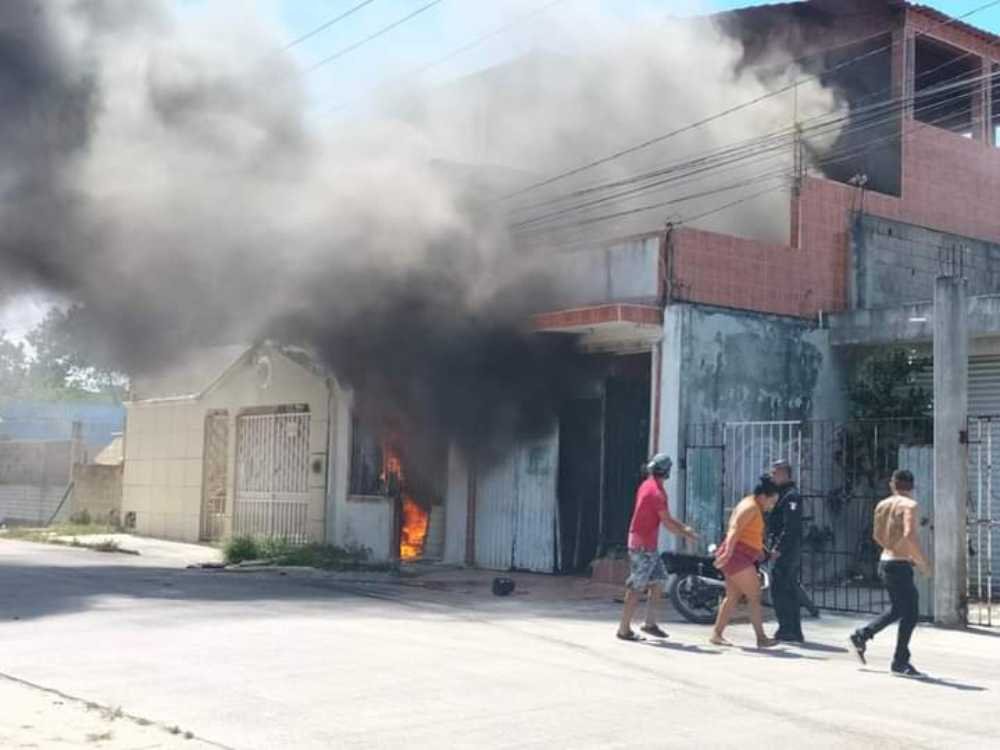 Violento incendio consume bar ilegal en Cancún