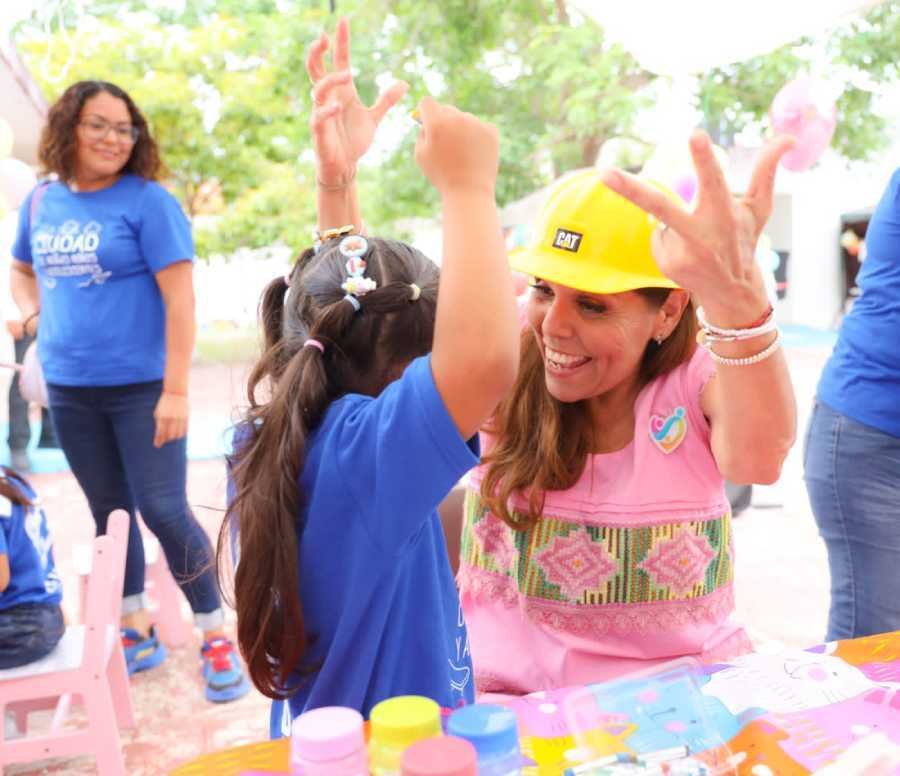 Voluntarios celebran el Día de la Niña y el Niño en la 'Feria de la Alegría' de la Casa Hogar