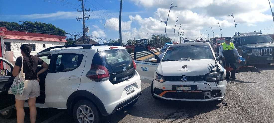 Accidente de tránsito en Boulevard Playa del Carmen genera presencia policial y regulación del tráfico