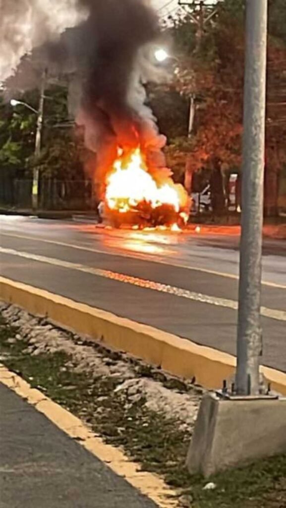 Camioneta se incendia en medio de una intensa lluvia en Cancun 1