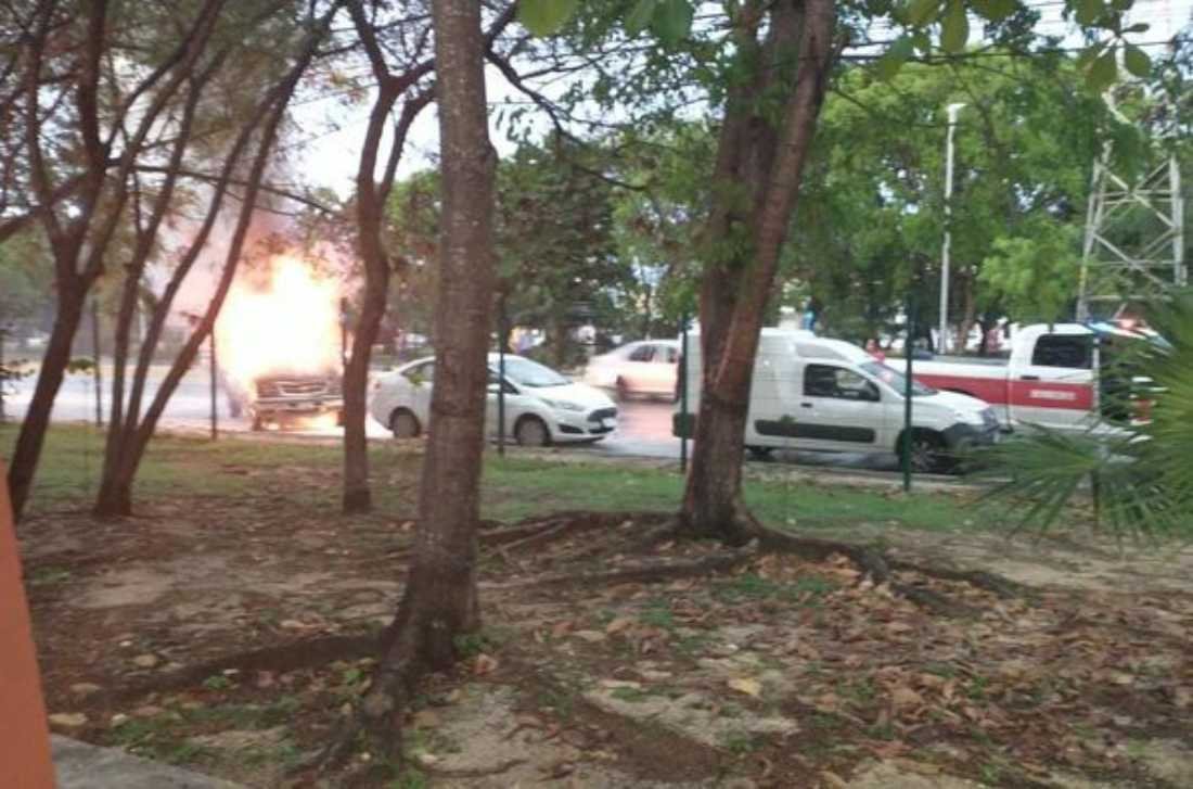 Camioneta se incendia en medio de una intensa lluvia en Cancún