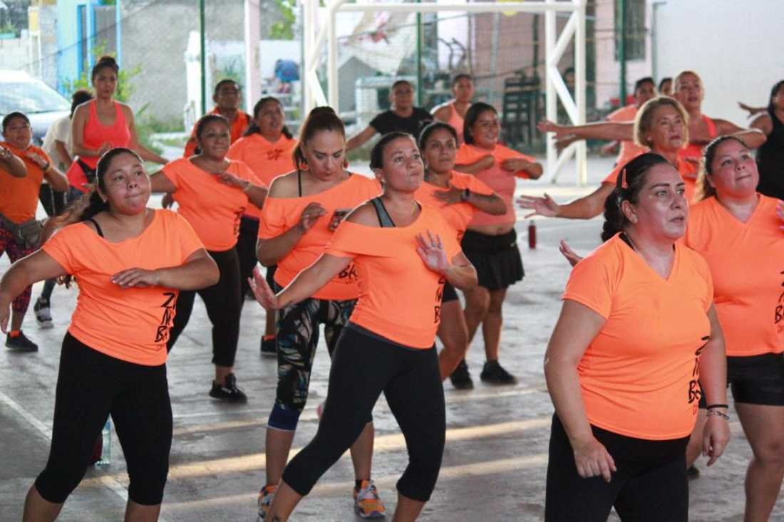 Celebran en Playa del Carmen una espectacular clase de baile fitness para conmemorar el Día Naranja