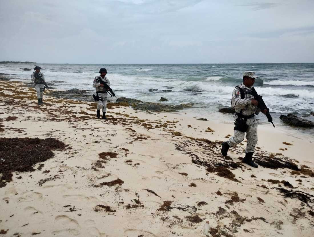 Descubren droga en playa de Tulum en medio de la invasión de sargazo