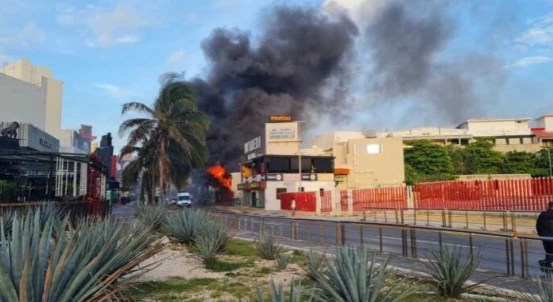 Devastador incendio consume pizzería y causa estragos en restaurante de lujo en la Zona Hotelera de Cancún