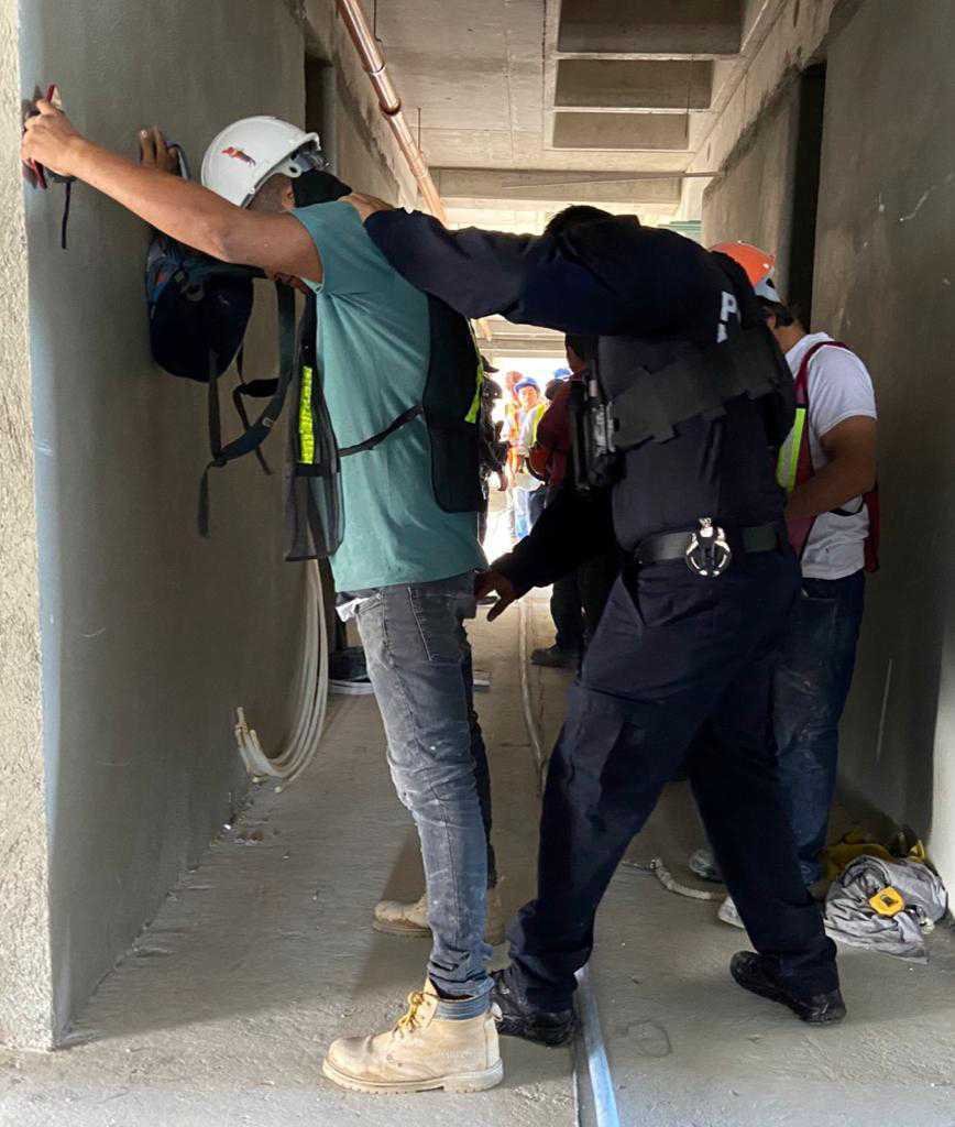 Grupo armado intimida a trabajadores de construccion en Puerto Cancun 1