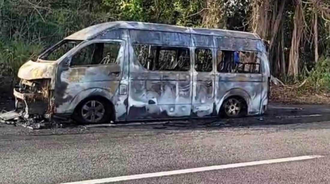Incendio consume una van de transporte público en Puerto Aventuras debido a un aparente fallo eléctrico