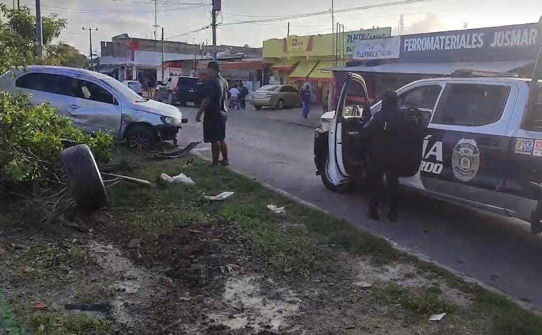 Incidente en la avenida Prolongación Tulum de Cancún: Vehículo pierde control y derriba un árbol