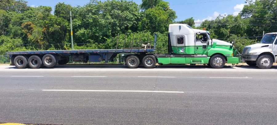 Incidente vial provoca congestion en la carretera Playa del Carmen Tulum tras descarrilamiento de un trailer 1