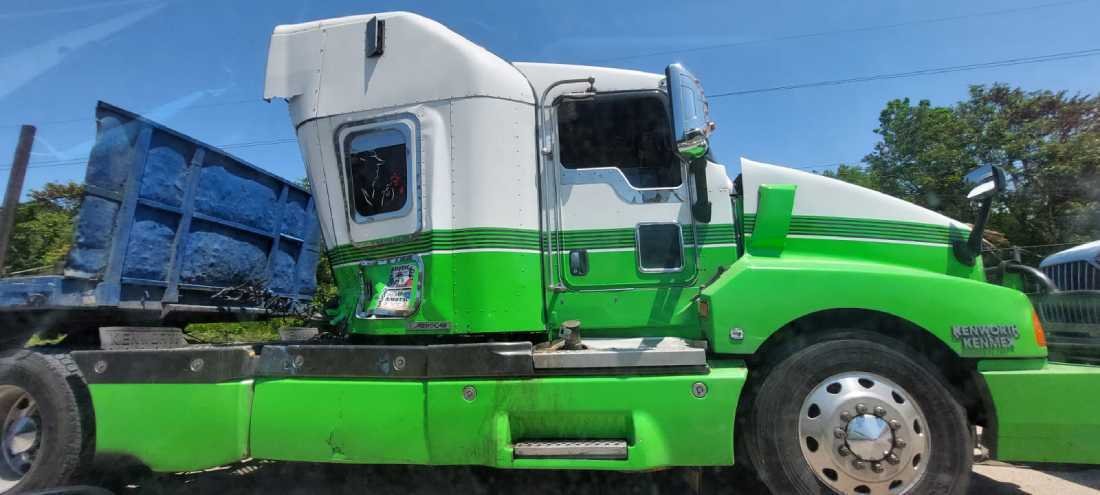 Incidente vial provoca congestión en la carretera Playa del Carmen-Tulum tras descarrilamiento de un tráiler
