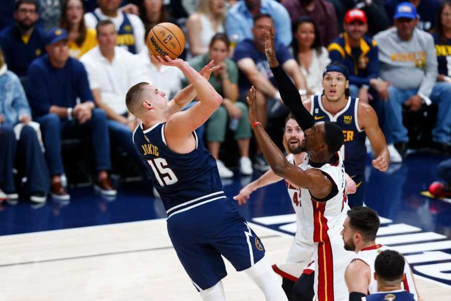 Miami Heat iguala la serie final de la NBA al vencer a Denver Nuggets en su propio terreno, 111-108 1 Miami Heat iguala la serie final de la NBA al vencer a Denver Nuggets en su propio terreno 111 108 1