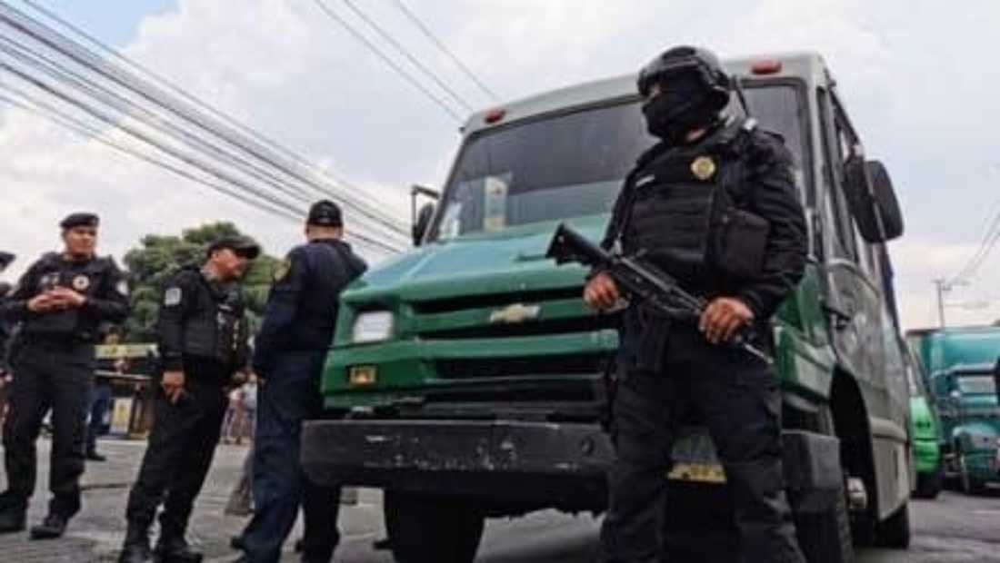 Mujer asesinada en un microbús en Iztapalapa en un aparente acto de venganza hacia su hermano encarcelado