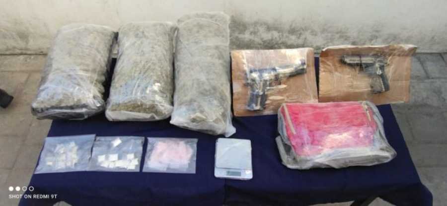 Pareja detenida en Playa del Carmen por Trafico de Drogas y Tenencia de Replicas de Armas de Fuego 1
