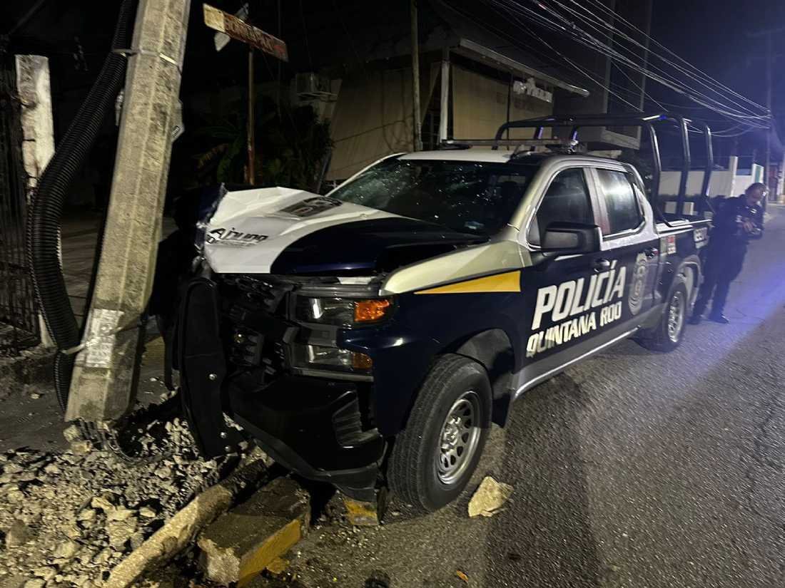 Policía estatal choca violentamente contra un poste en el centro de Cancún