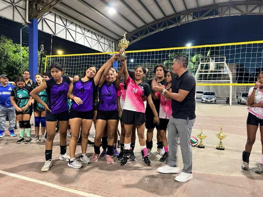 Reconocimiento a las campeonas de la Liga Municipal de Voleibol Juvenil en Solidaridad 1 Reconocimiento a las campeonas de la Liga Municipal de Voleibol Juvenil en Solidaridad 1