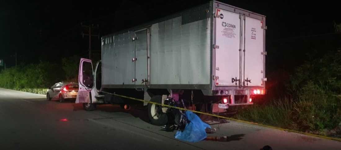 Trágico suceso en la madrugada: Motociclista pierde la vida tras colisionar con un camión en la transitada vía López Portillo de Cancún
