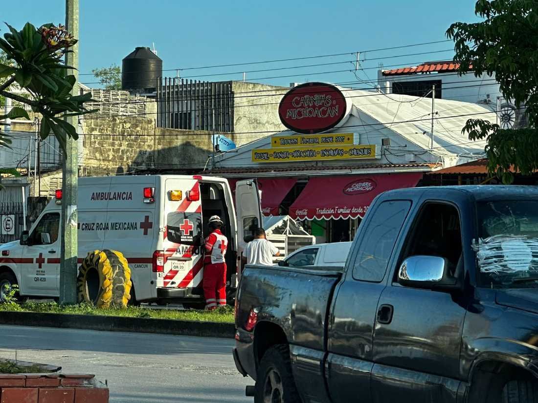 Vendedor de tamales atropellado en la avenida Nichupté de Cancún