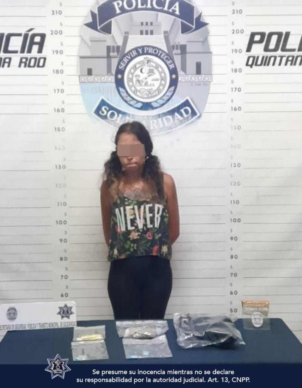 Título sugerido: "Detienen a dos individuos por delitos contra la salud en Solidaridad: Operativos exitosos de la Policía Municipal" La Policía Municipal de Solidaridad llevó a cabo recorridos de vigilancia y prevención que resultaron en la detención de dos individuos por presuntos delitos contra la salud en diferentes casos ocurridos en la zona turística y en la colonia La Guadalupana. En una de las intervenciones, en la intersección de la calle 34 y la avenida 10, la Policía Turística y la Unidad Canina lograron asegurar a un individuo identificado como Jhony "N", de 23 años y originario de Yucatán. Durante la revisión, se encontraron 90 envoltorios que aparentemente contenían cocaína, así como 3 envoltorios con posible marihuana. El binomio canino, entrenado y certificado, detectó un cambio de actitud al pasar cerca del sujeto, lo que indicó la posible presencia de sustancias ilícitas. En otro incidente, una mujer de 28 años llamada Zaherr "N", originaria de Jalisco, fue asegurada en la avenida Xel Ha con la avenida Del Carmen. En su posesión, se encontraron 2 envoltorios con posible marihuana, 2 envoltorios que parecían contener crack, 2 envoltorios del probable narcótico cristal y 15 envoltorios con polvo blanco que presentaba características de cocaína. Ambas personas fueron puestas a disposición de la Fiscalía General del Estado, donde se determinará su situación legal conforme a los procedimientos correspondientes. La efectiva labor de la Policía Municipal de Solidaridad en estos operativos refleja su compromiso en la lucha contra el comercio ilegal de sustancias prohibidas y el resguardo de la seguridad en el municipio. Estas acciones demuestran la importancia de la colaboración ciudadana y el trabajo conjunto para mantener un entorno seguro y protegido para todos los habitantes y visitantes de Solidaridad.