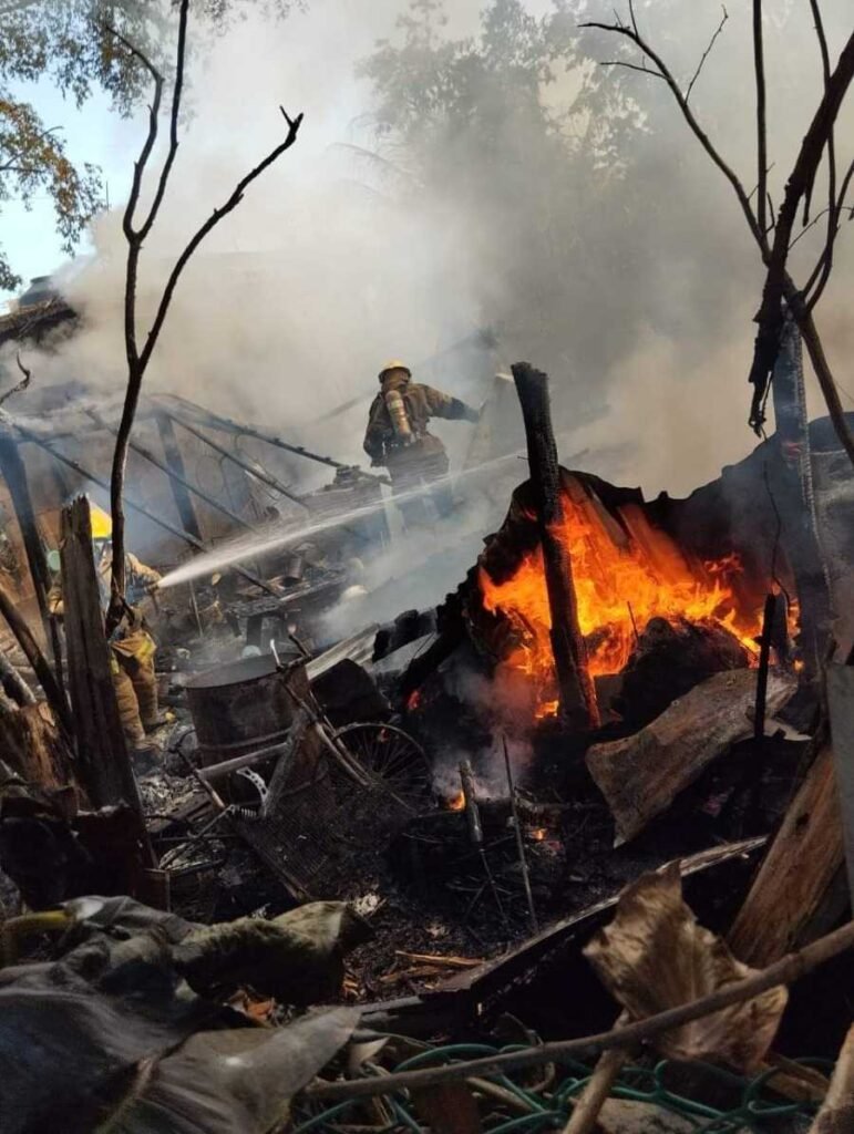 Devastador incendio arrasa con una residencia de madera en Chetumal 1
