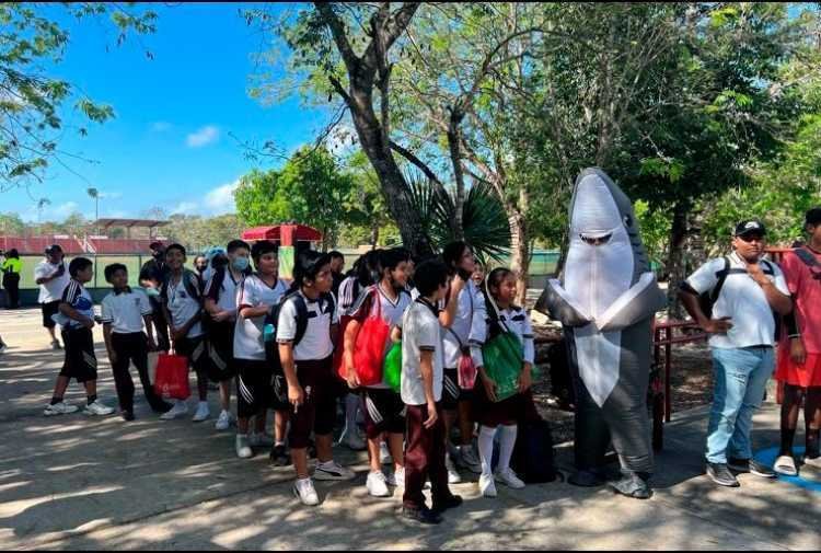 Estudiantes de secundaria sumergidos en un ambiente educativo y recreativo en la alberca olimpica municipal 1