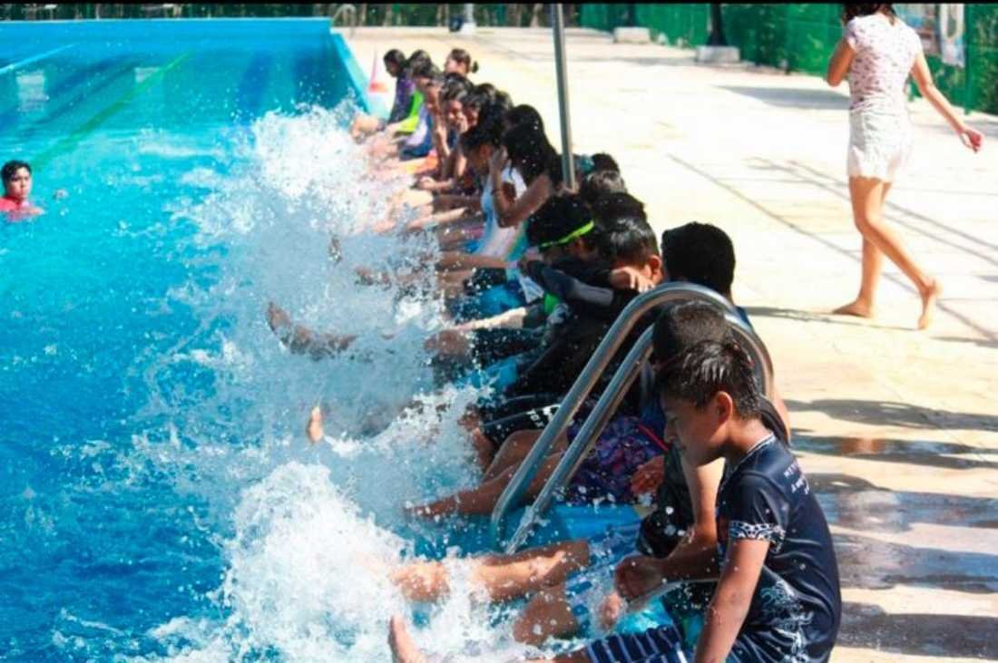 Estudiantes de secundaria sumergidos en un ambiente educativo y recreativo en la alberca olímpica municipal