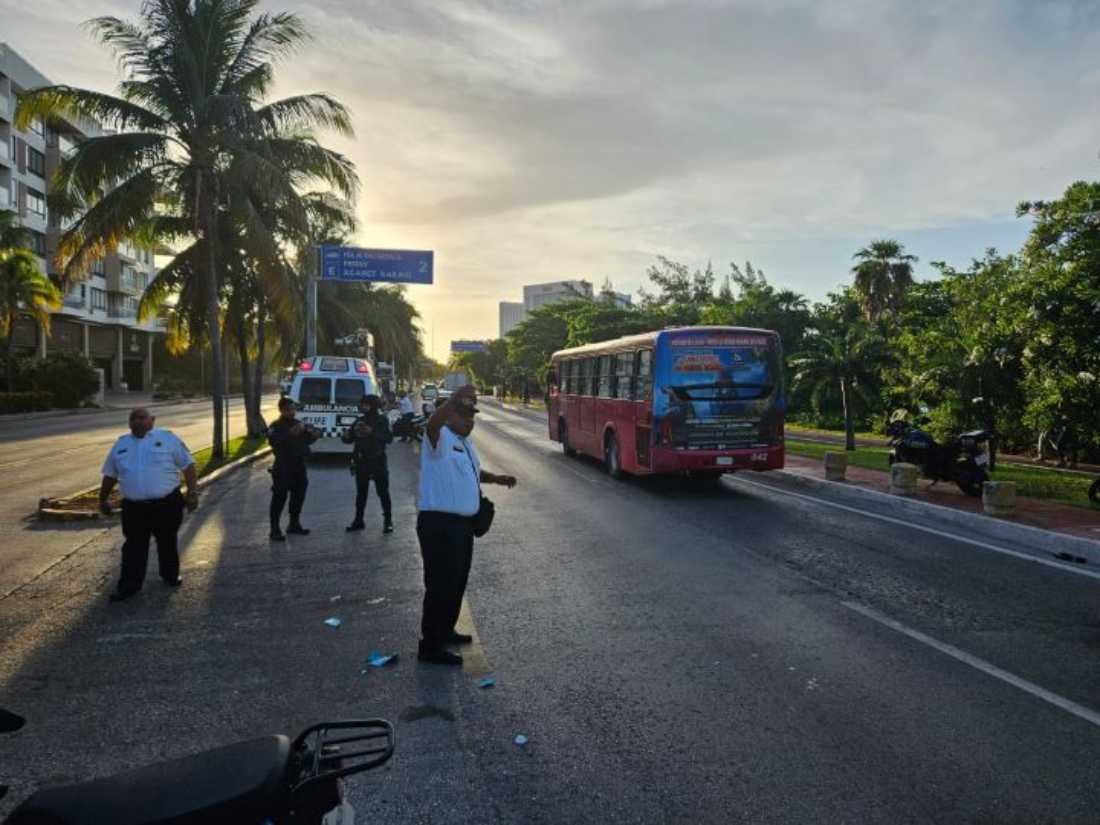 Incidente en Cancún: Camión a punto de aplastar a dos mujeres en motocicleta en la Zona Hotelera