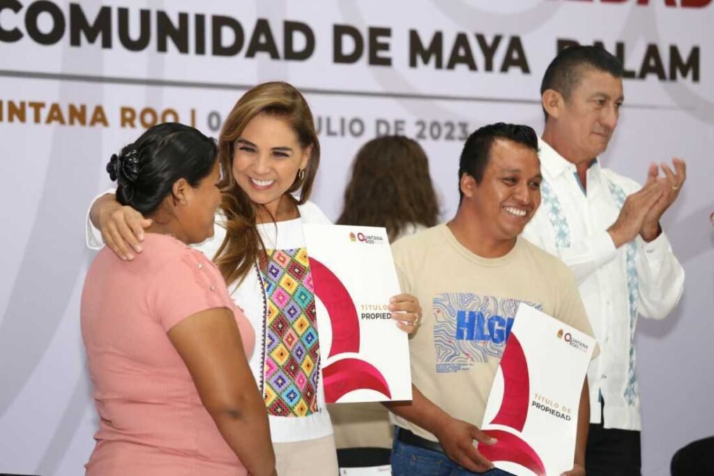 Mara Lezama brinda títulos de propiedad a residentes de Maya Balam, marcando un hito en la regularización de la tierra