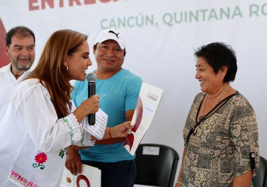 Mara Lezama garantiza seguridad juridica a familias de Quintana Roo mediante entrega de titulos de propiedad 1