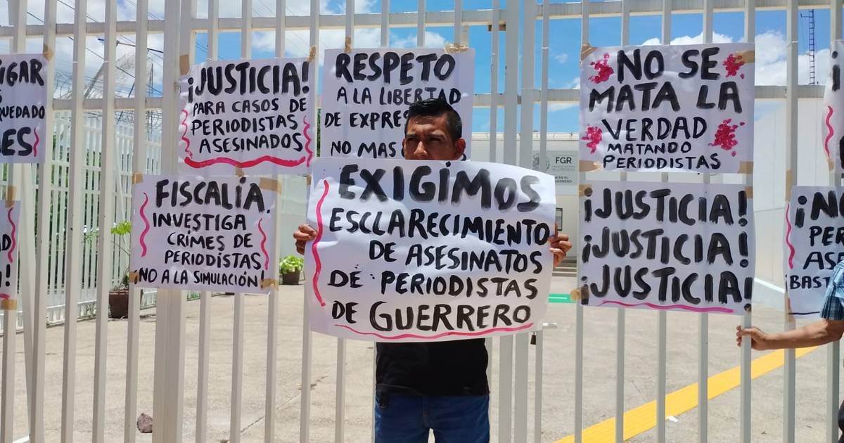 Periodistas protestantes ante la FGR en Guerrero