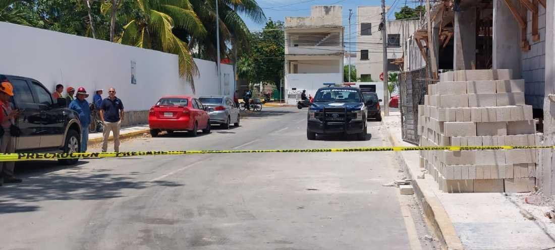 Trabajador de la construcción sufre graves quemaduras tras caer sobre cables de alta tensión en Playa del Carmen