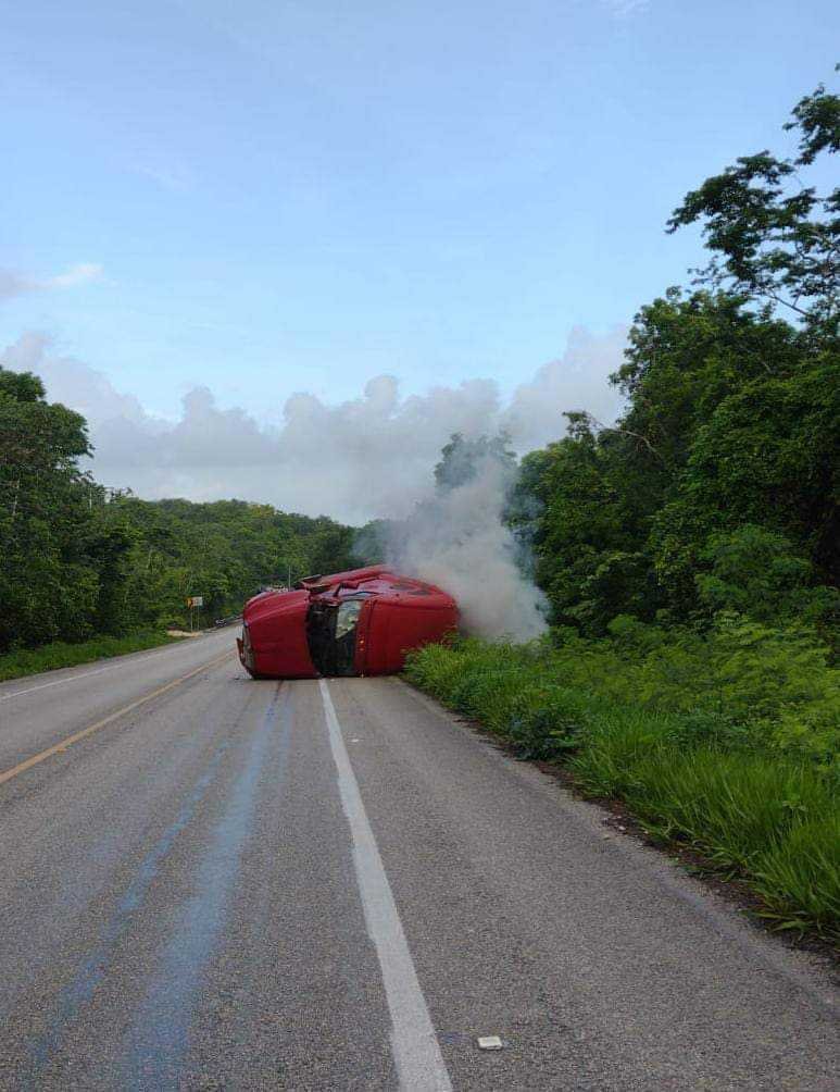 Volcadura de trailer interrumpe trafico en la carretera Chetumal Escarcega 1