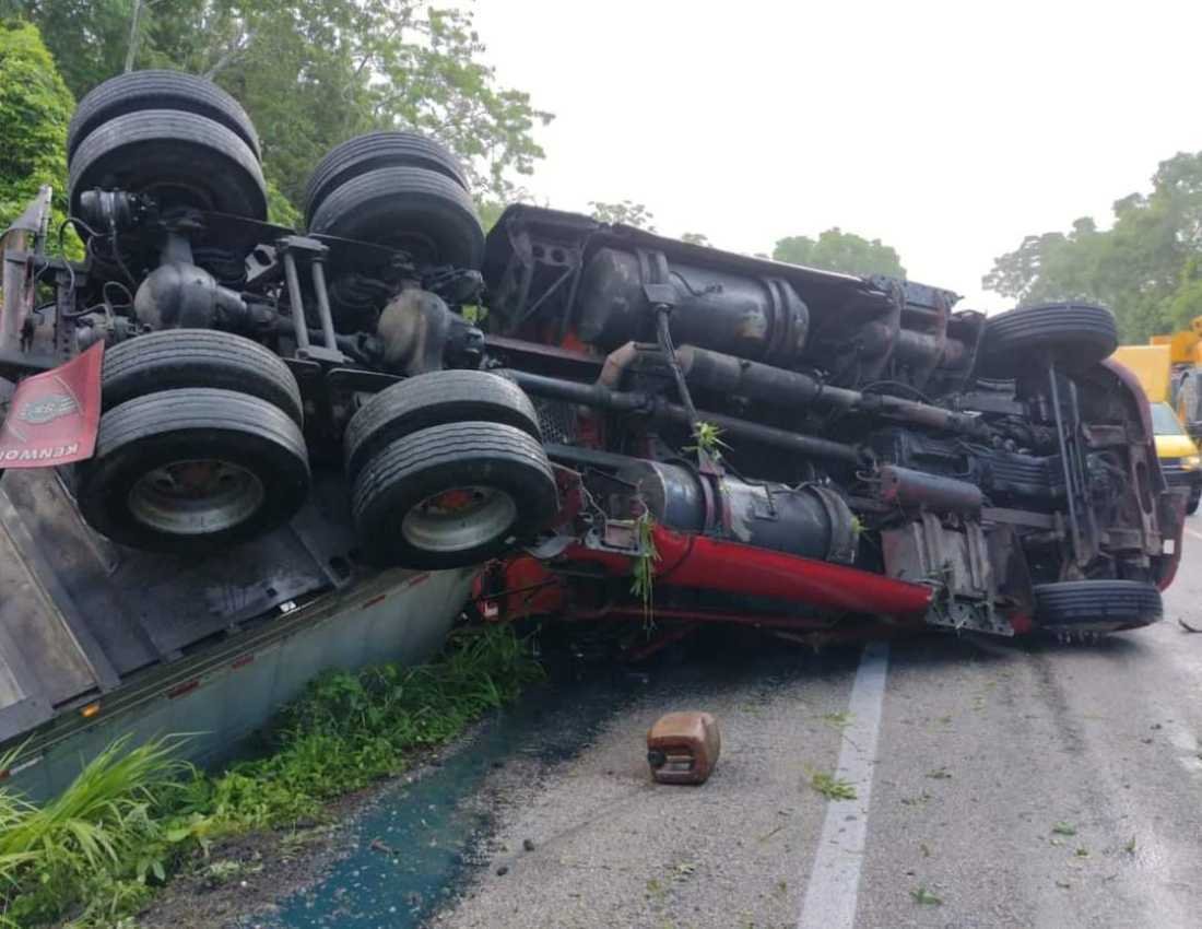 Volcadura de tráiler interrumpe tráfico en la carretera Chetumal-Escárcega