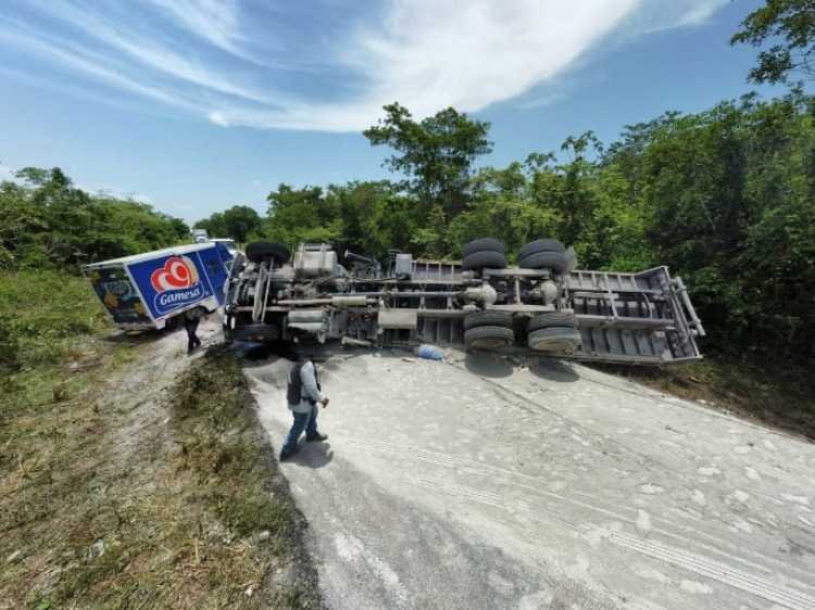 Vuelco de camion obliga al cierre de carretera hacia Merida entre Leona Vicario y Valladolid Nuevo 1