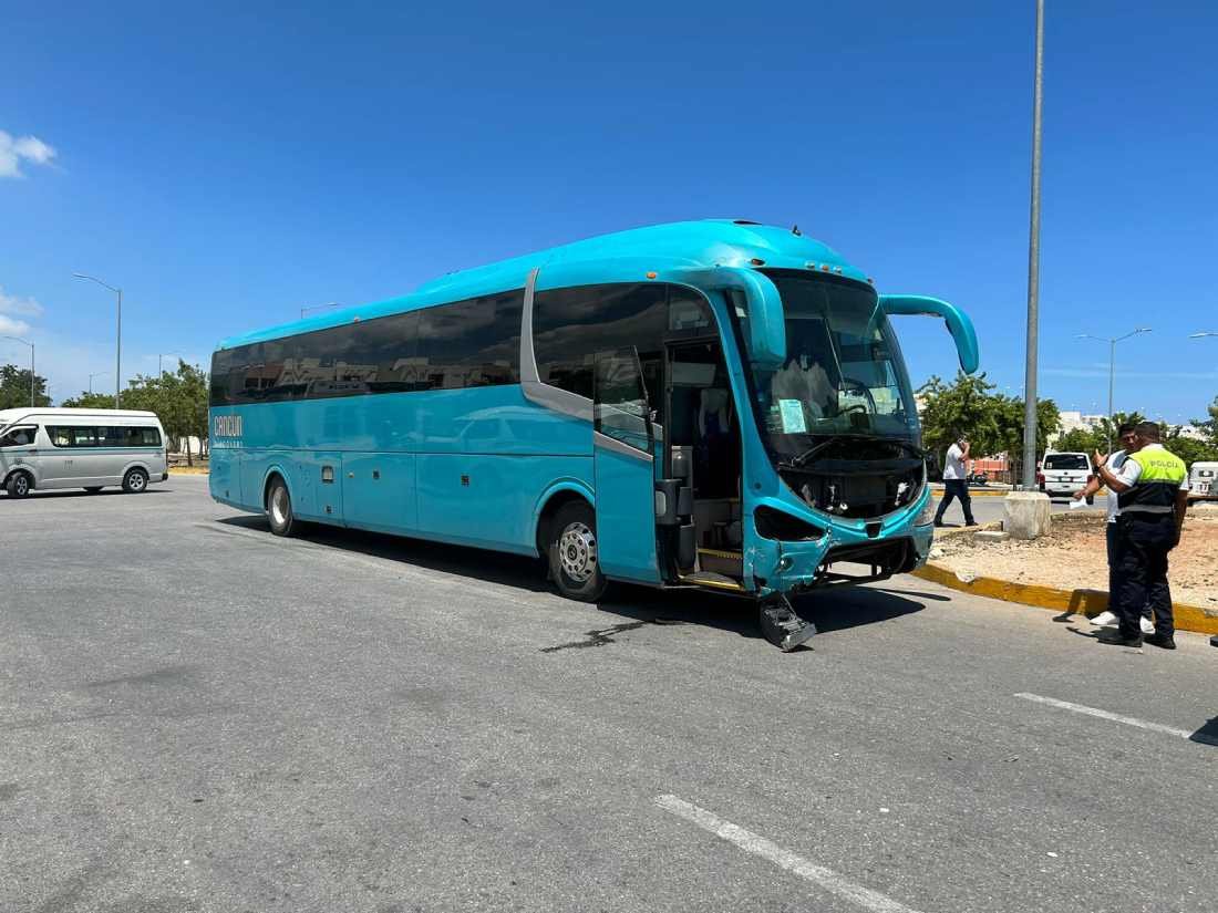 Accidente en Playa del Carmen: Dos heridos tras choque entre autobús y vehículo compacto