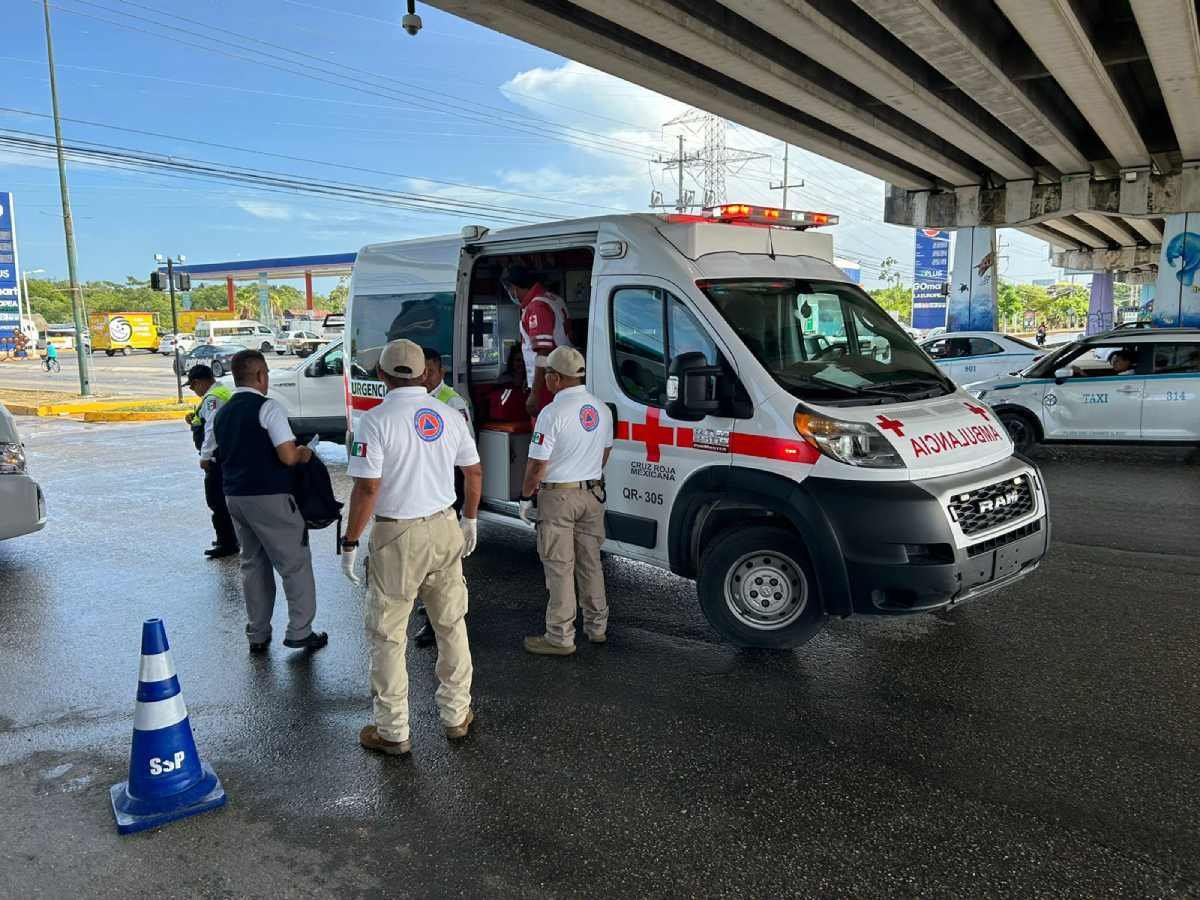 Colisión en Playa del Carmen deja dos mujeres heridas tras impacto entre camioneta y vehículo turístico