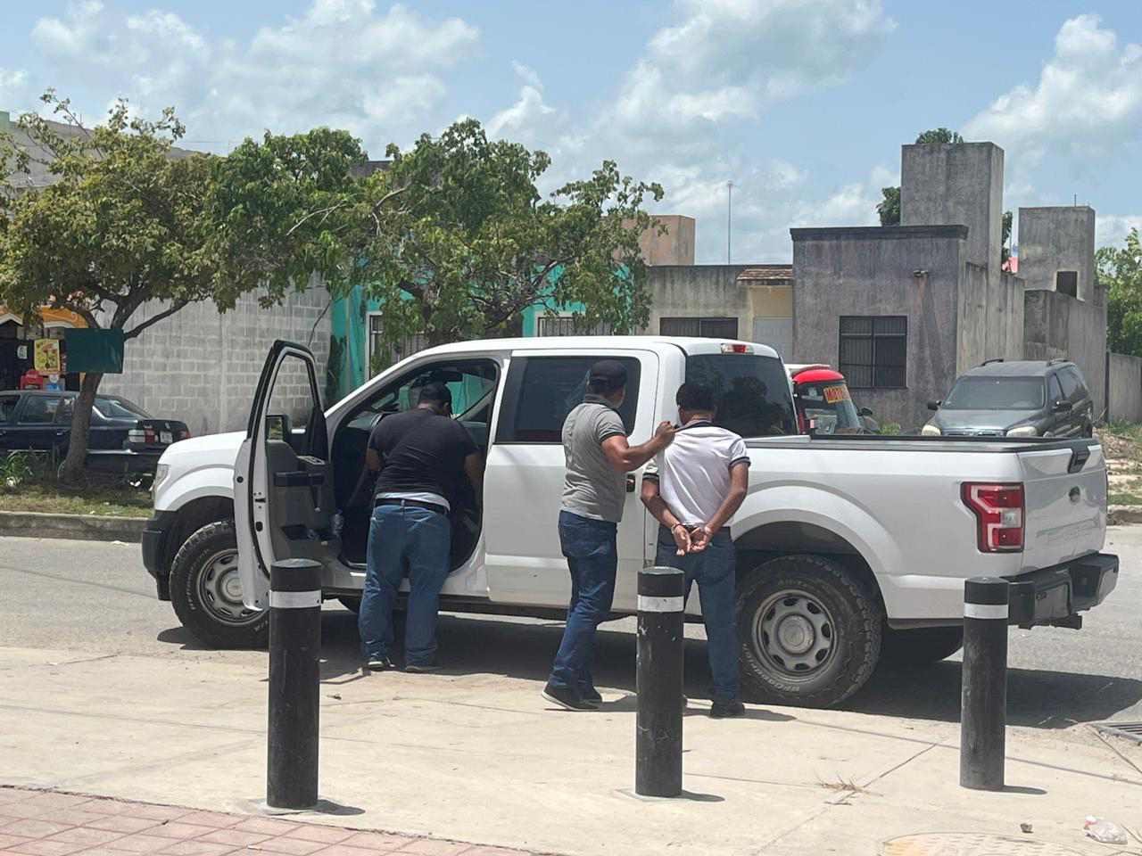 Conductor de Combi Detenido tras Chocar con Vehículo Oficial y Tratar de Escapar en Cancún