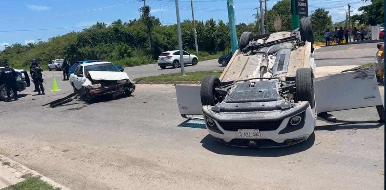 Cuatro personas resultan heridas tras violenta colisión entre dos vehículos en Chetumal
